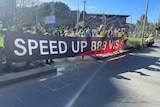 百余名888签证申请人今天在墨尔本、悉尼举行示威抗议活动，呼吁政府公平对待他们的永居申请。