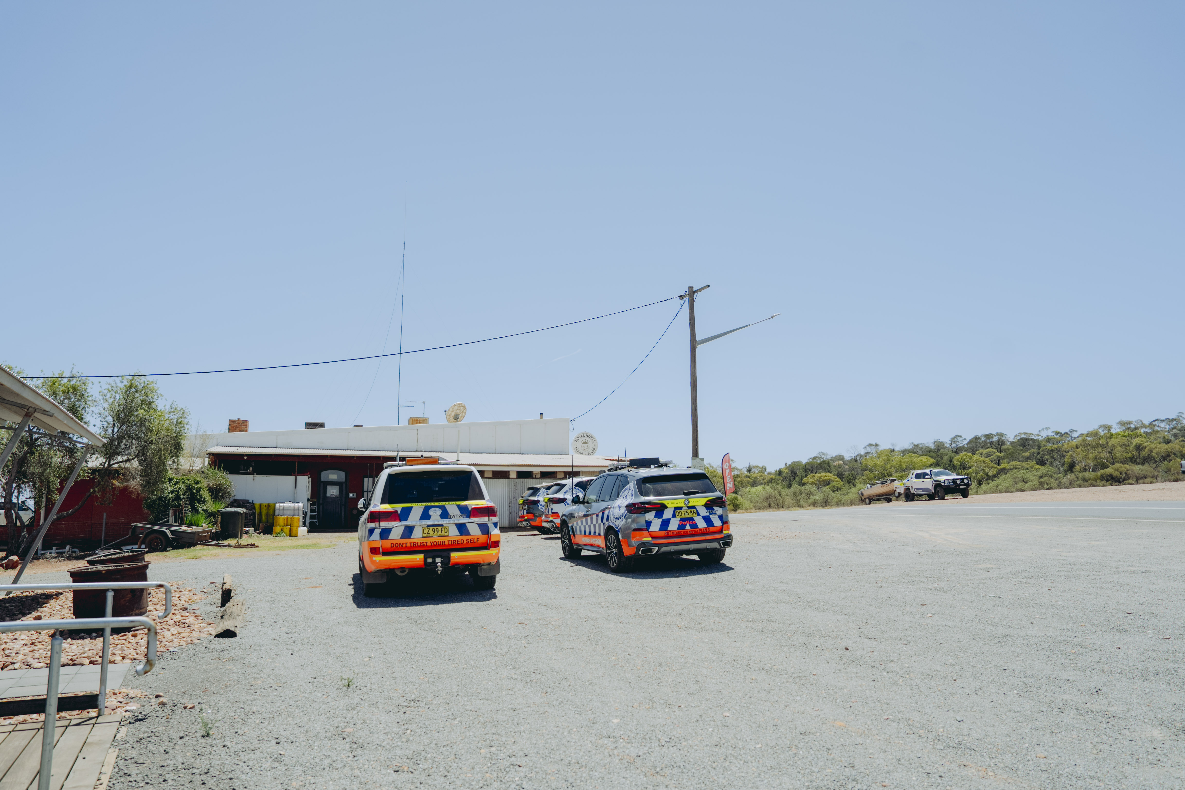 Vehículos policiales en el lago Cargelligo