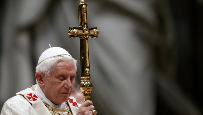 Pope Benedict XVI holds the crucifix (Reuters: Alessia Pierdomenico)