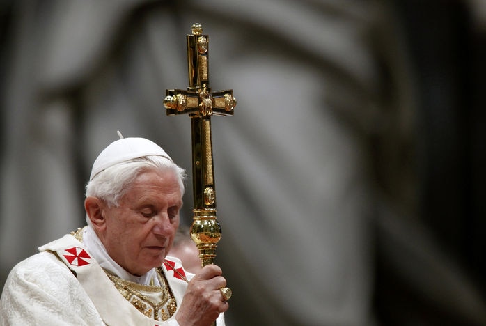 Pope Benedict XVI holds the crucifix (Reuters: Alessia Pierdomenico)