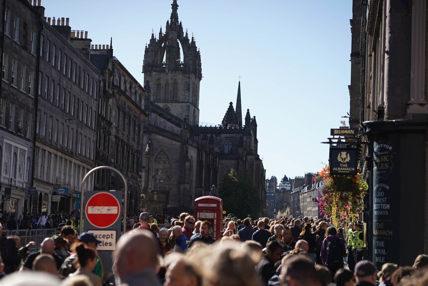 Crowds pack the Royal Mile