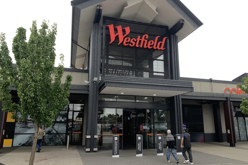 A picture of the main entrance of Fountain Gate Shopping Centre.