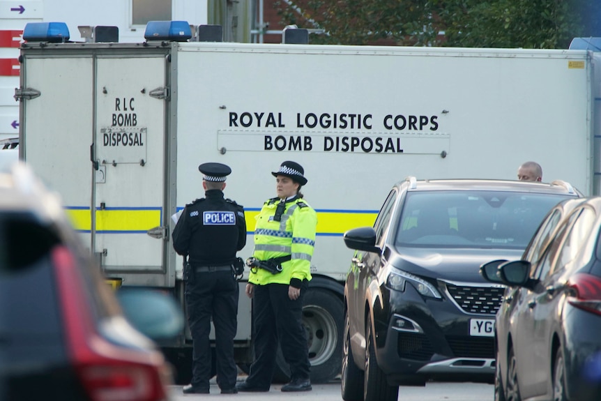 L'escouade anti-bombe de la police sur les lieux à l'extérieur d'un hôpital. 