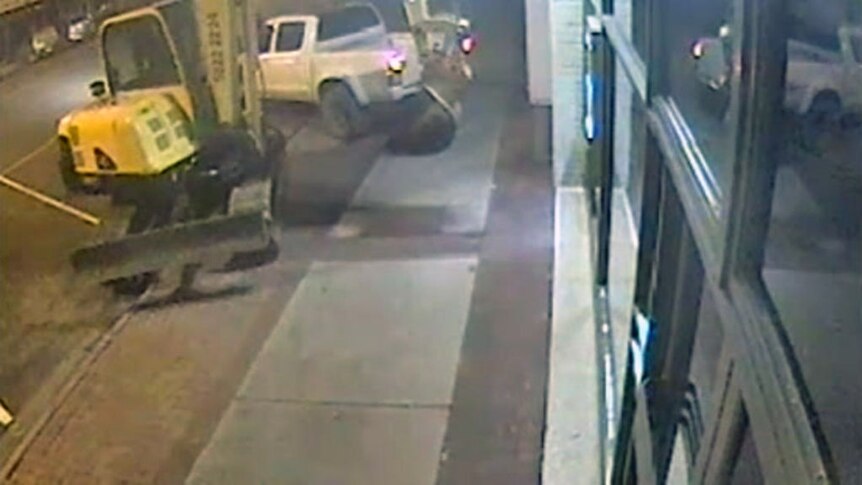 Thieves use an excavator to rob a bank