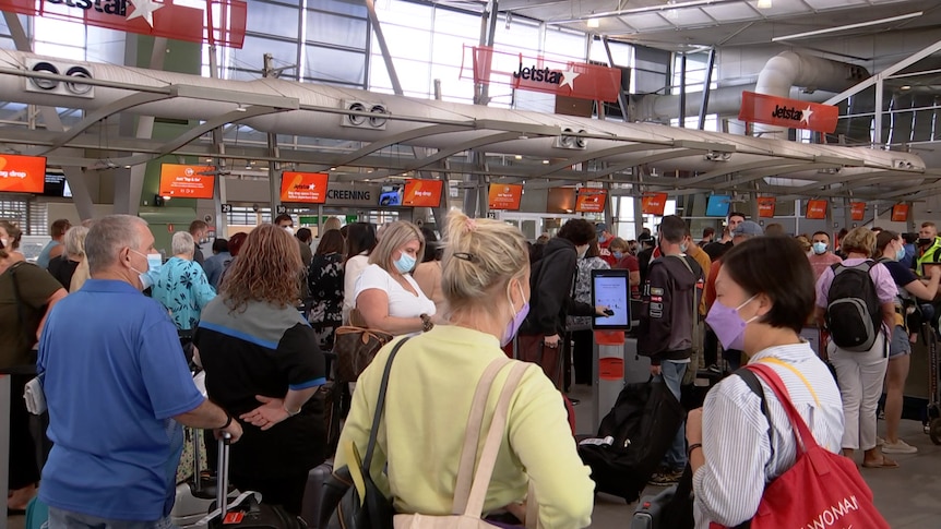 Les règles d’isolement du COVID-19 ont changé pour le personnel de l’aéroport de Sydney alors que les passagers subissent un troisième jour de longs retards