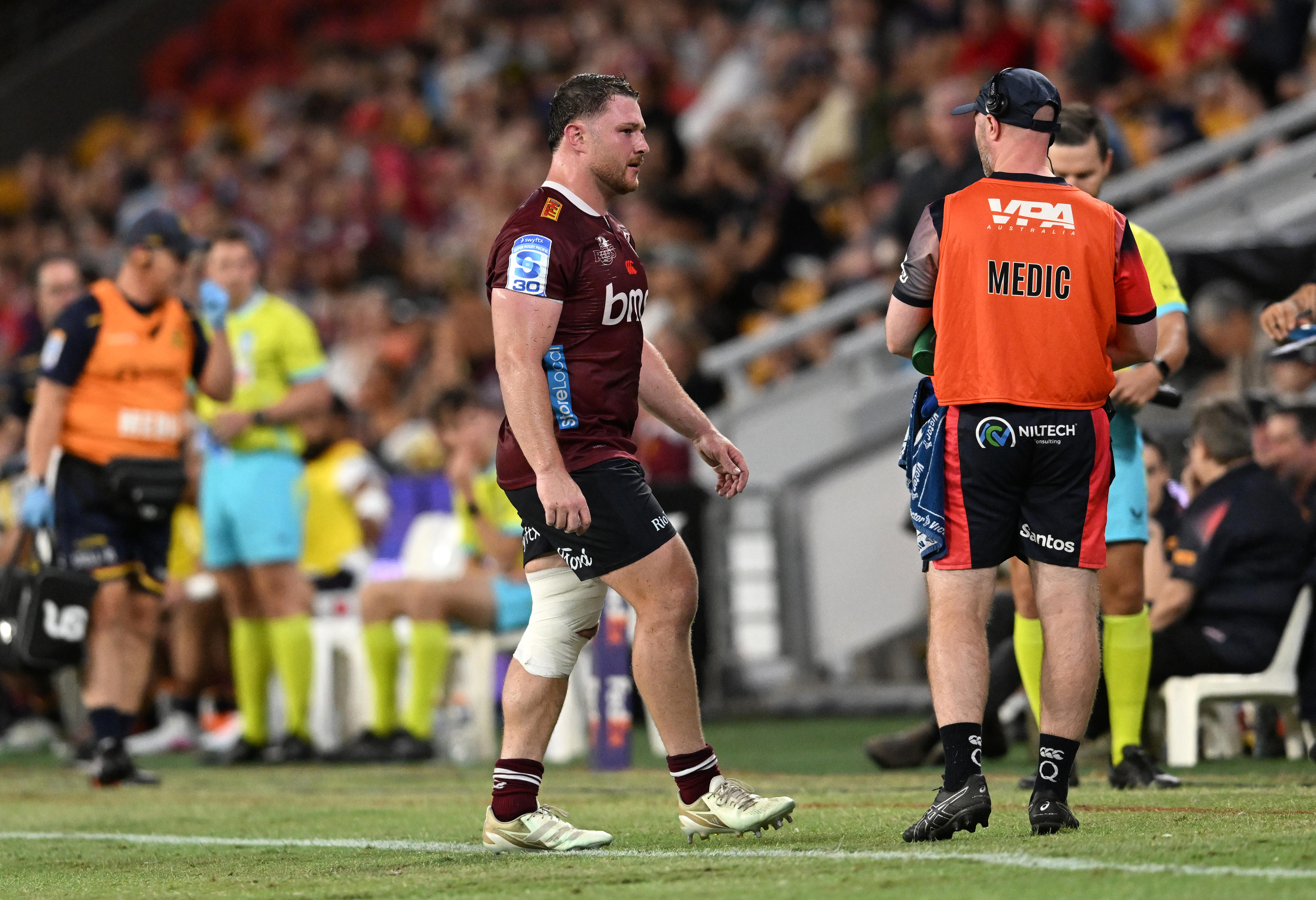 Matt Faessler, dos Reds, é visto saindo de campo mancando