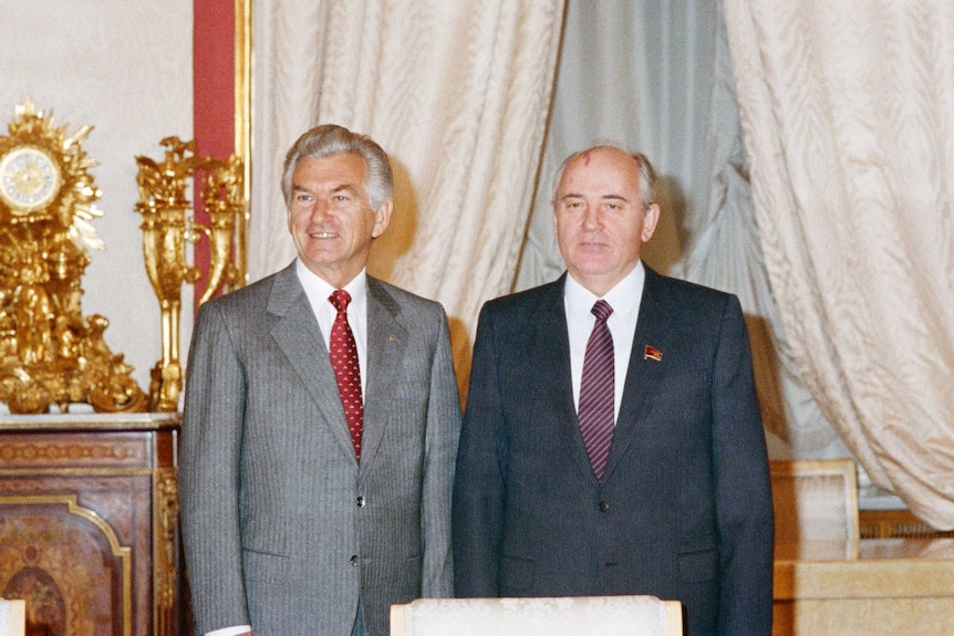 Bob Hawke and Mikhail Gorbachev in a a grand room.