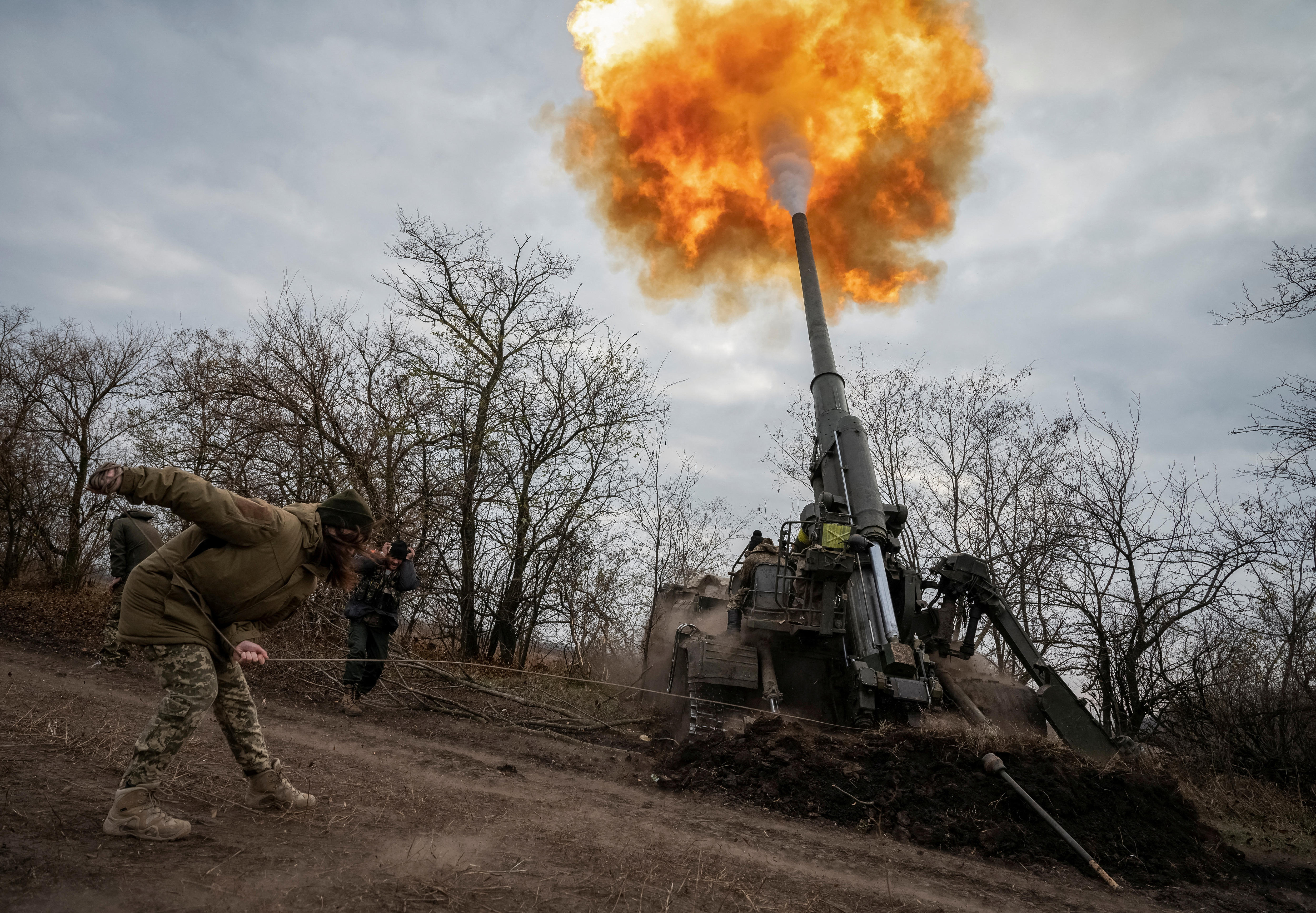 乌克兰士兵正在开火。