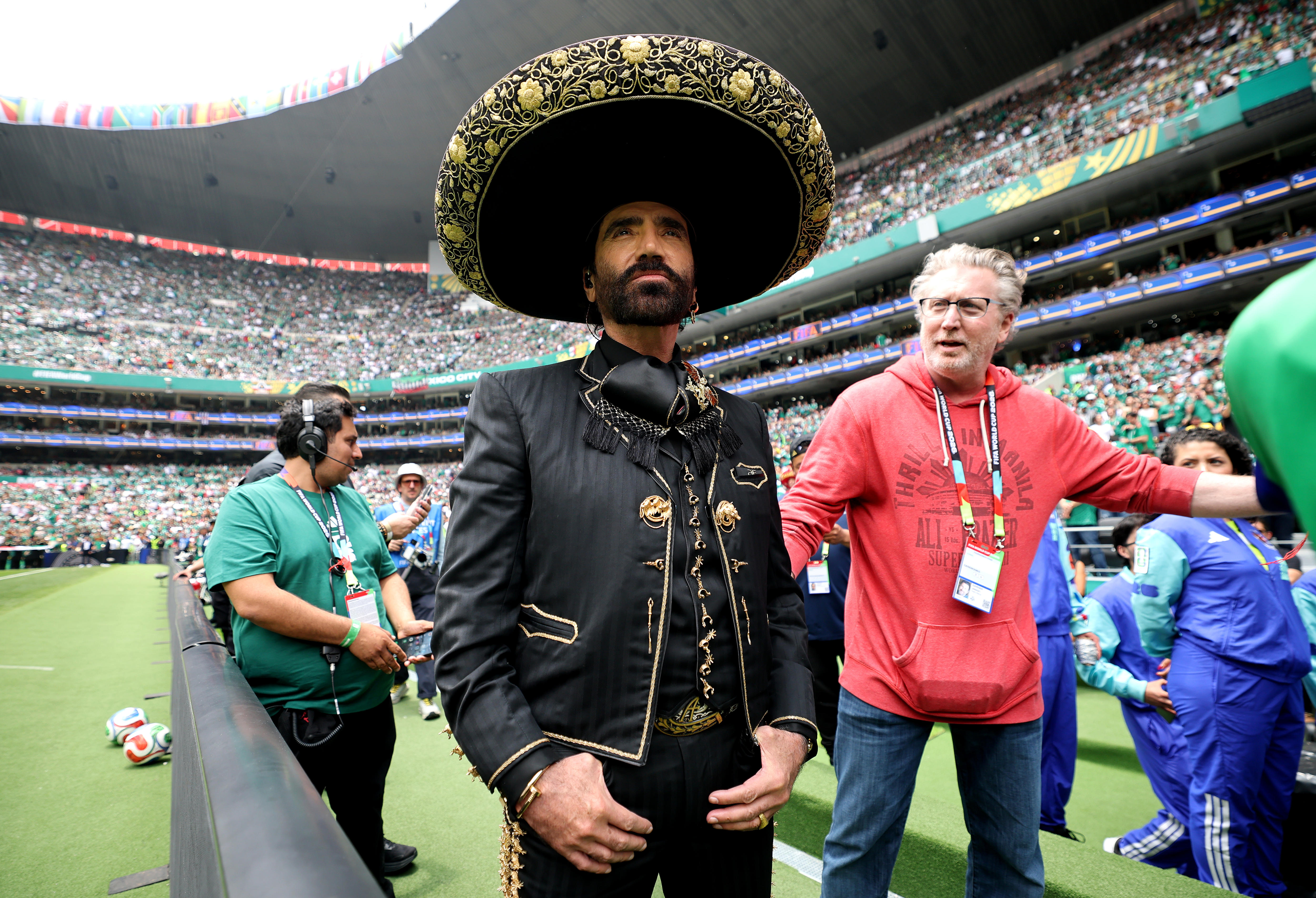 Alejandro Fernandez durante a cerimônia de abertura da Copa do Mundo em um grande sombrero