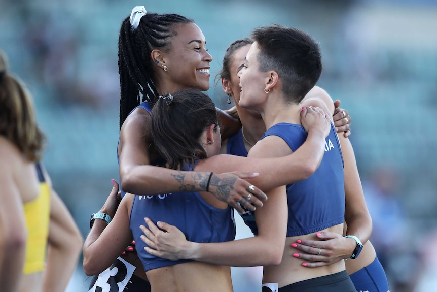 Catriona Bisset hugs her teammates.