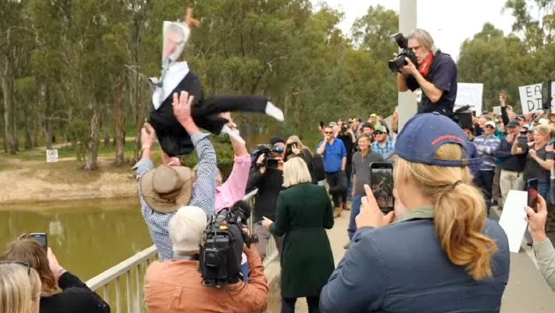 Effigy of Water Minister thrown in river