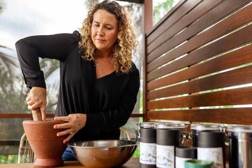 Travel and food writer Natascha Mirosch holding herbal teas.