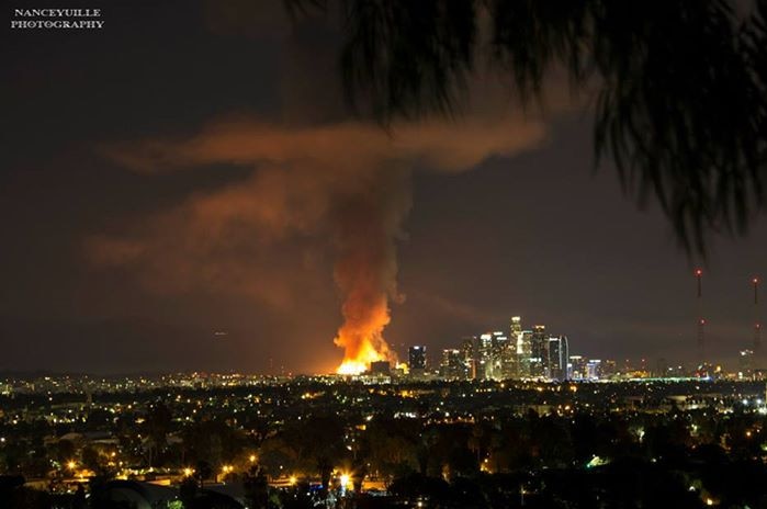 Building fire blazes in Los Angeles