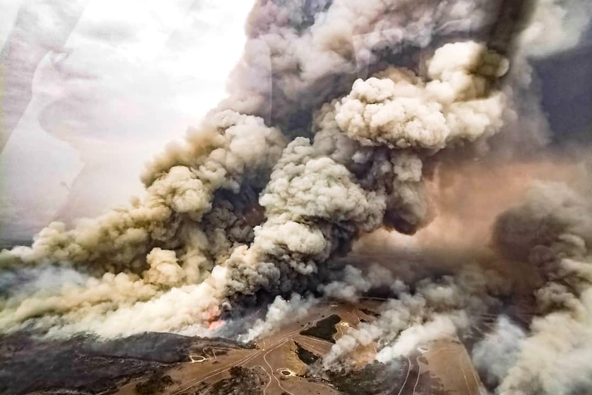 A bushfire approaches the town of Parndarna on Kangaroo Island