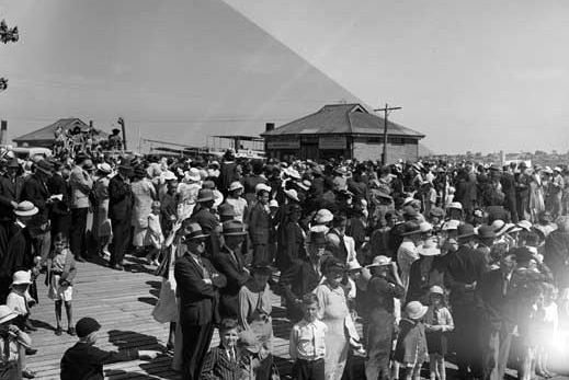 Crowds at South Perth jetty in the 1930s