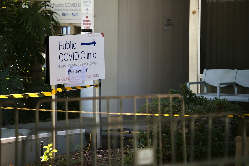 A sign outside the Royal Perth Hospital COVID testing clinic pointing the way to the entrance.