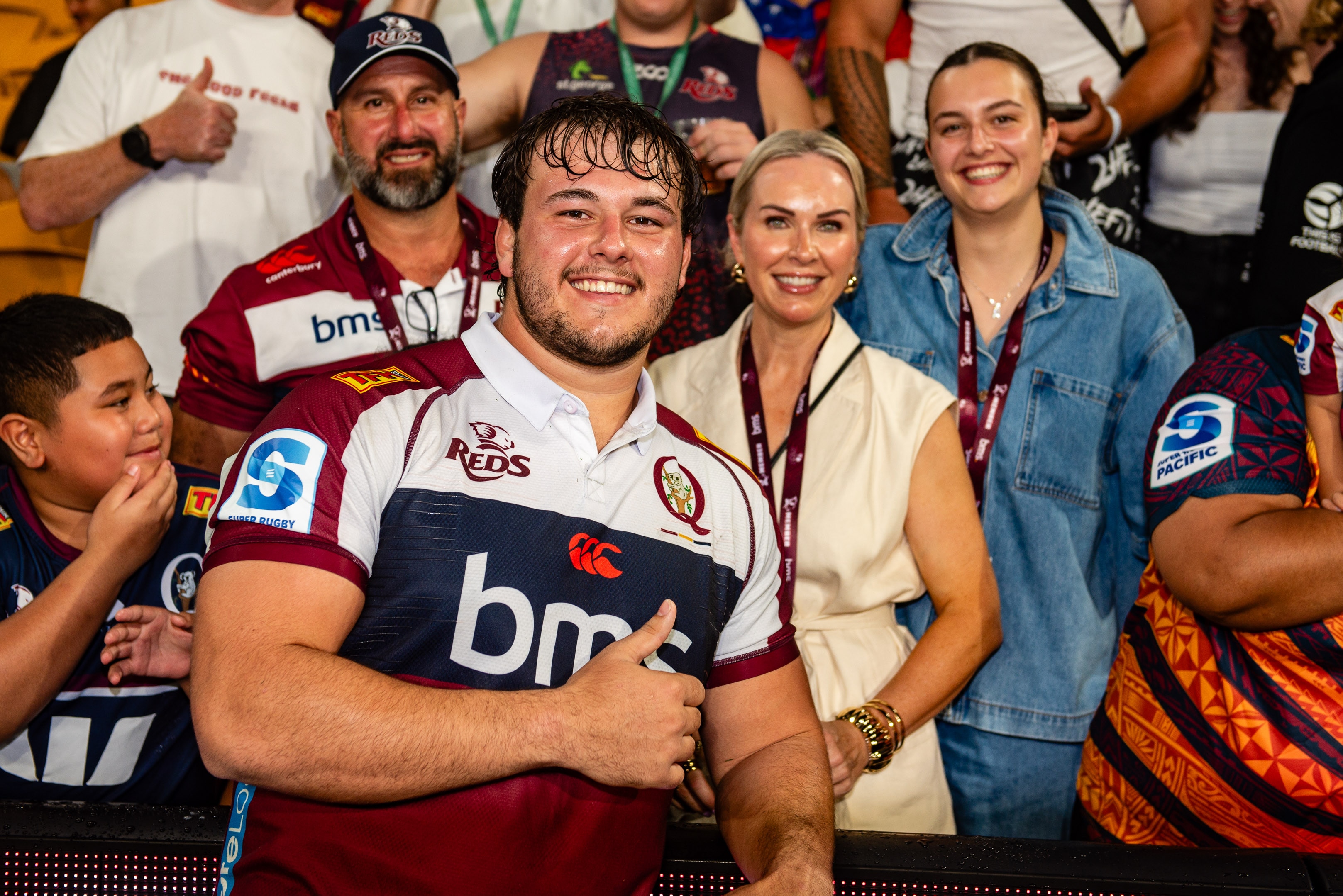 Massimo De Lutiis com espectadores no Lang Park após uma partida dos Reds.