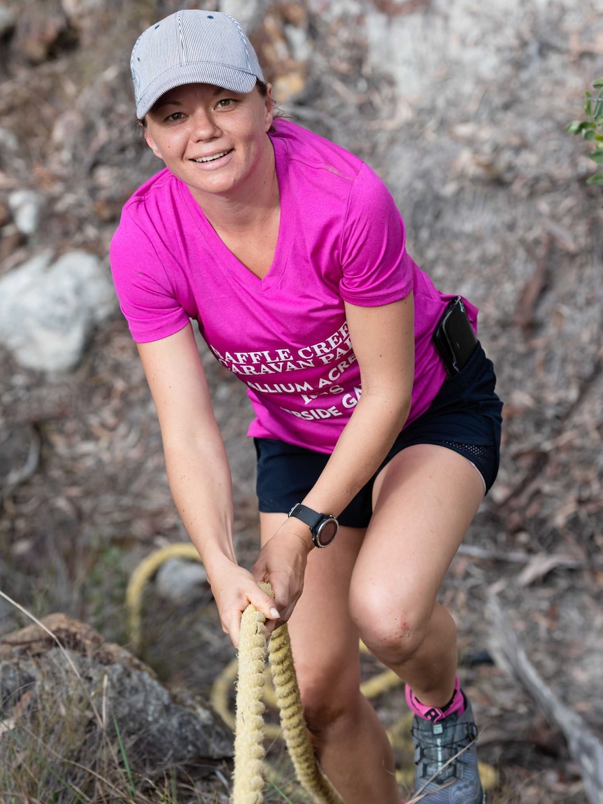 Jessica pulls a large rope during the course.