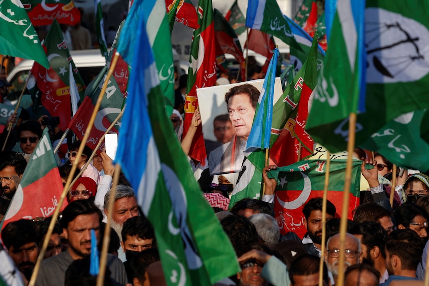 伊姆兰·汗政党的支持者抗议最近选举中的舞弊指控。