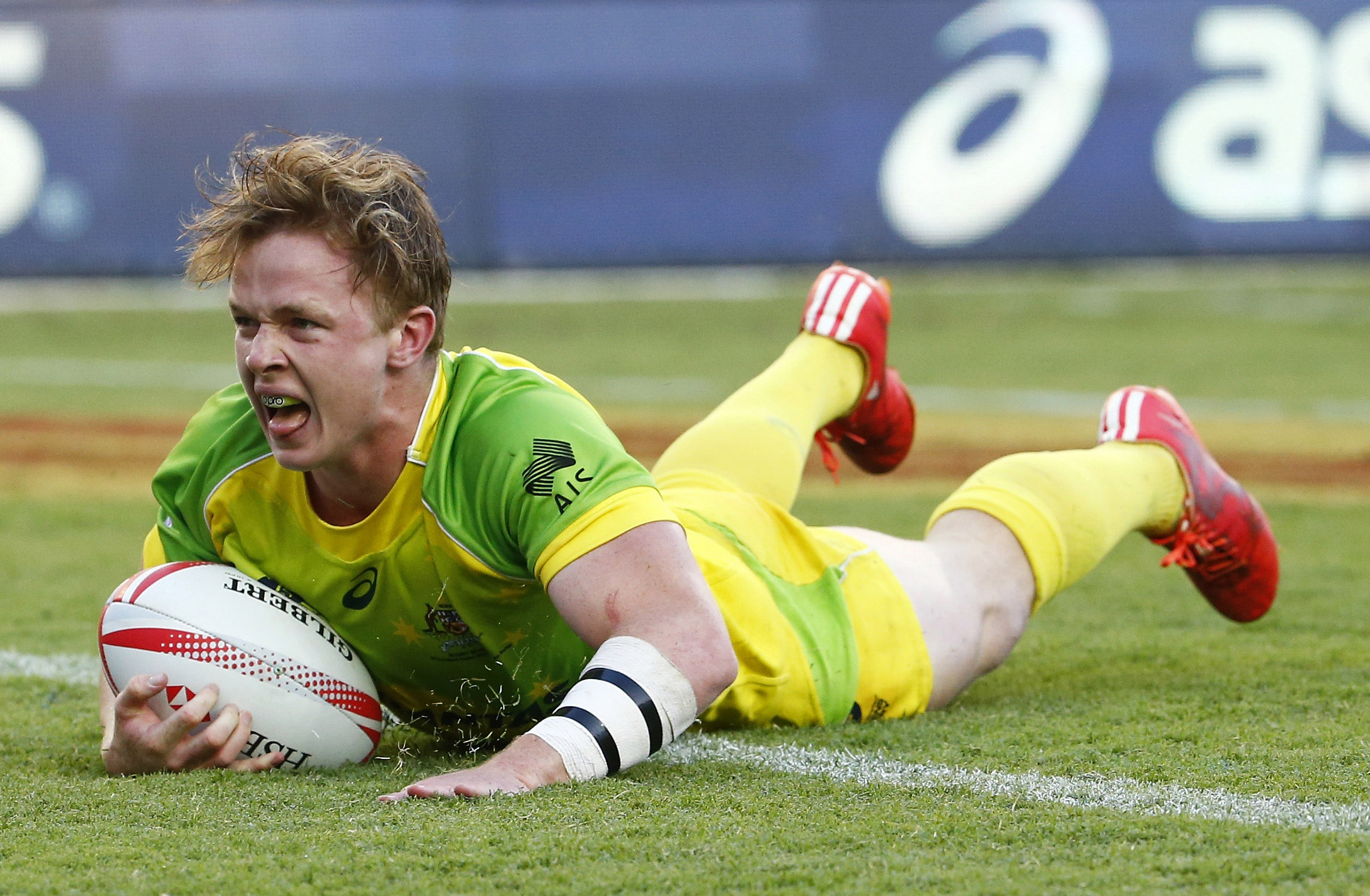 Henry Hutchison playing for Australia in a rugby sevens match in 2016.