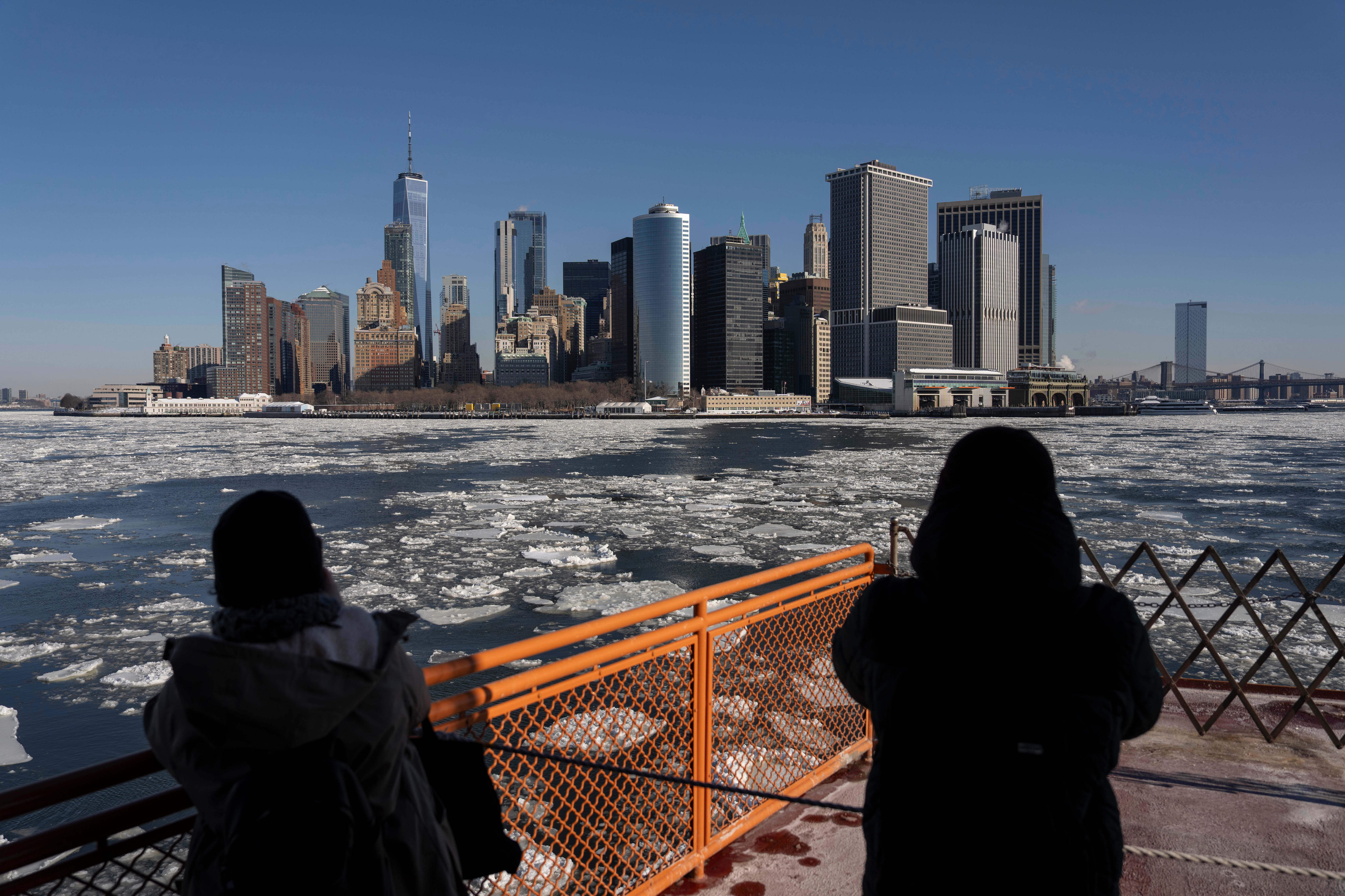 Una toma del horizonte de la ciudad de Nueva York vista desde un ferry con hielo en el puerto.