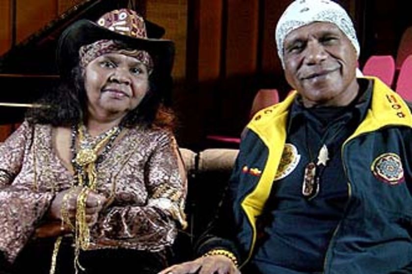 Аборигенска певица и автор на песни Руби Хънтър със съпруга си Арчи Роуч
