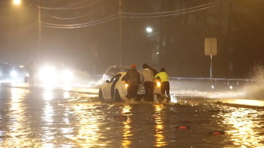 Sydney deluged as flooding intensifies - ABC News