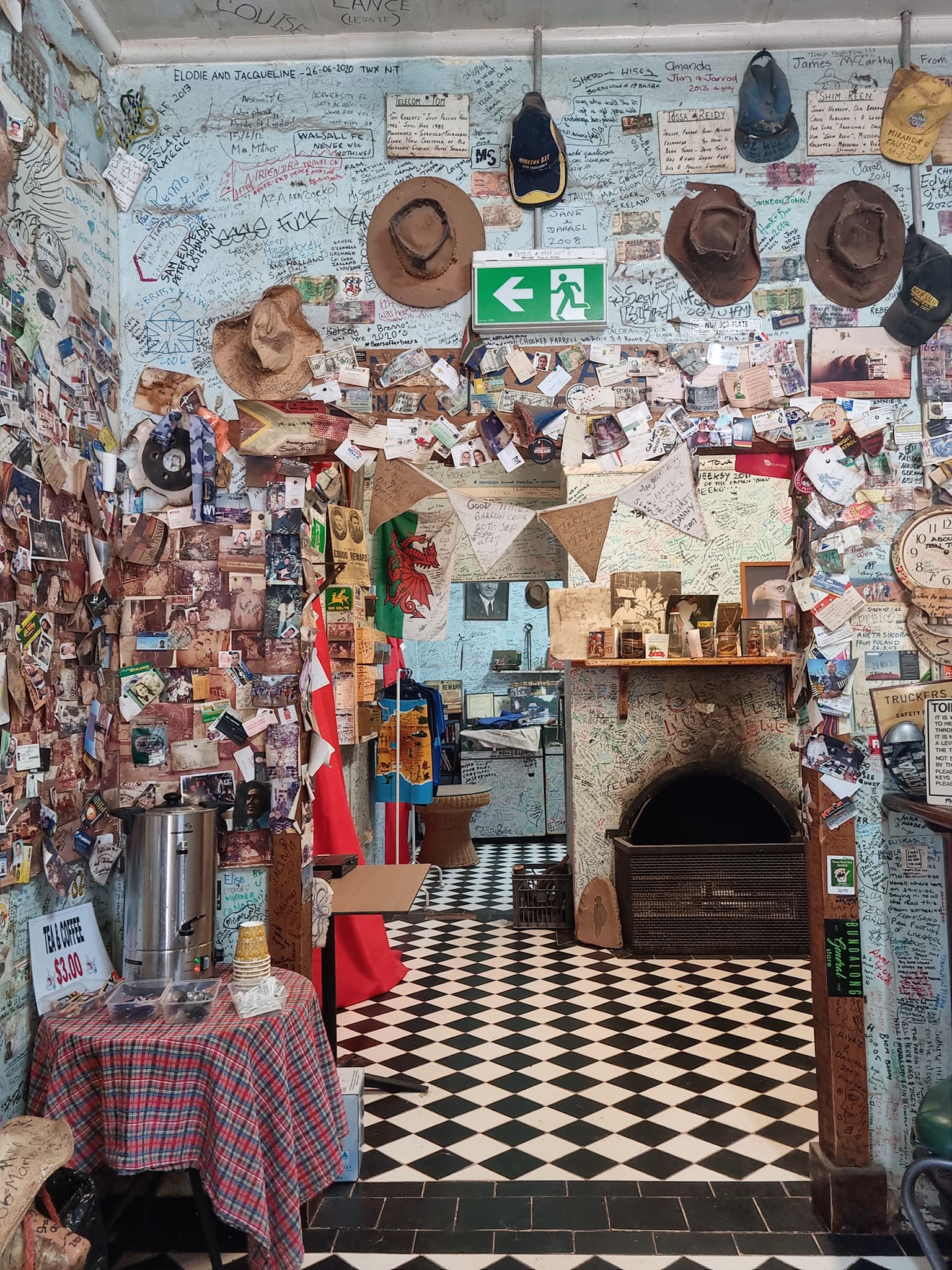 Las paredes de un hotel están cubiertas de fotografías, notas escritas a mano, banderas y otros recuerdos que los turistas han dejado a lo largo del tiempo.