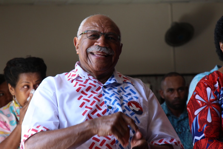 Sitiveni Rabuka sorride.