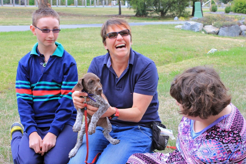 Wendy Meeks with students and dog