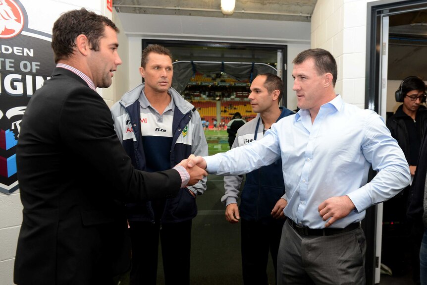 Smith and Gallen shake hands after toss