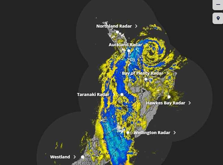 Una imagen gráfica del radar de lluvia MetService de Nueva Zelanda con remolinos que muestran el ciclón.