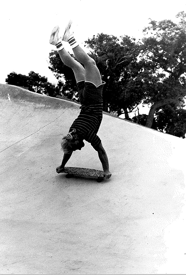 Russ Howell hace el pino sobre su tabla. 
