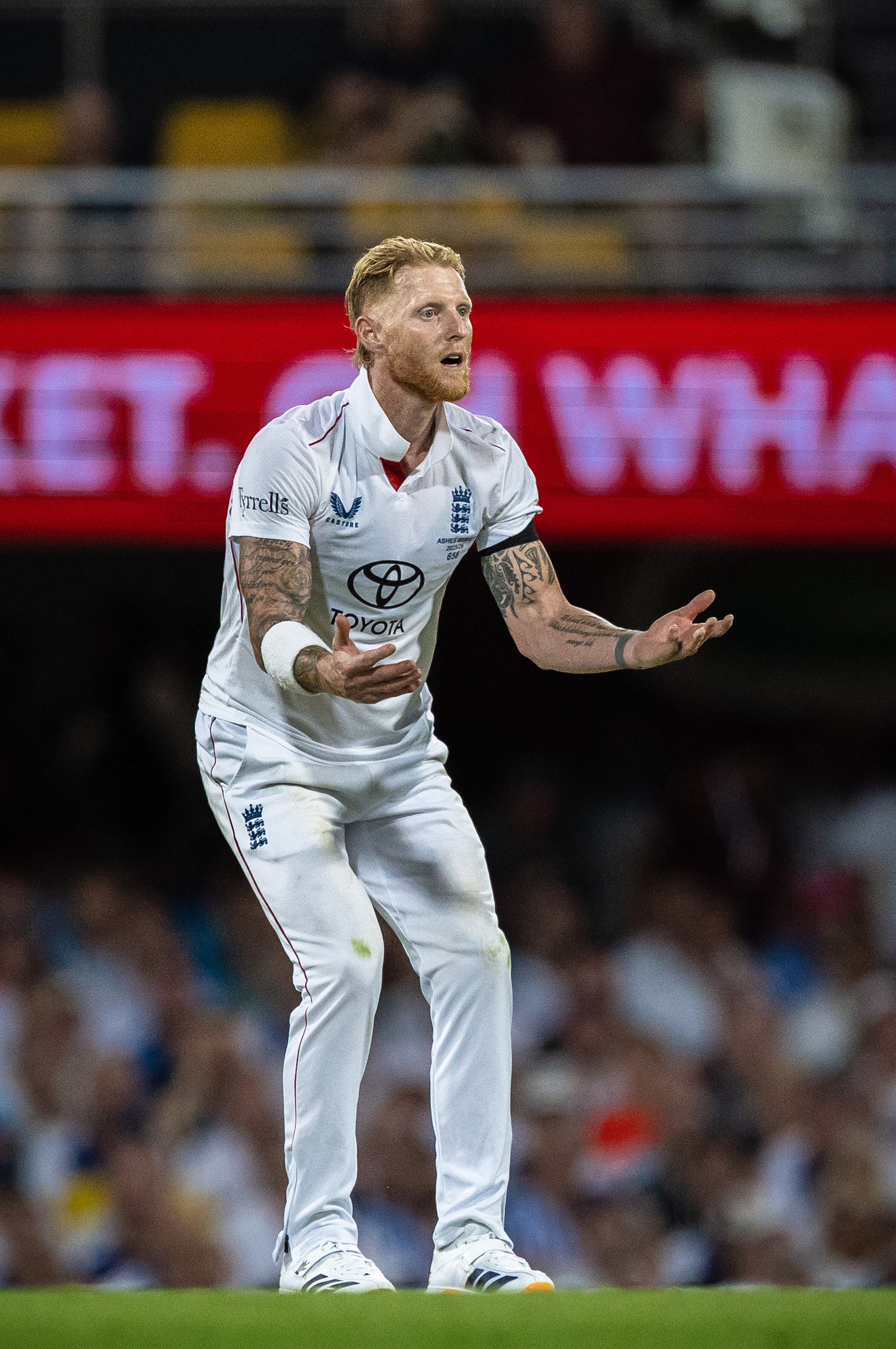 Ben Stokes, jugador de bolos de Inglaterra, extiende las manos y parece divertido durante una prueba.
