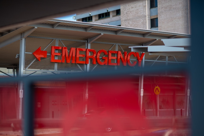 Um sinal de emergência vermelho ao lado da frente do Royal Darwin Hospital