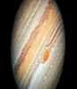 一张木星的照片，中心附近有红点，带在一个角度上。