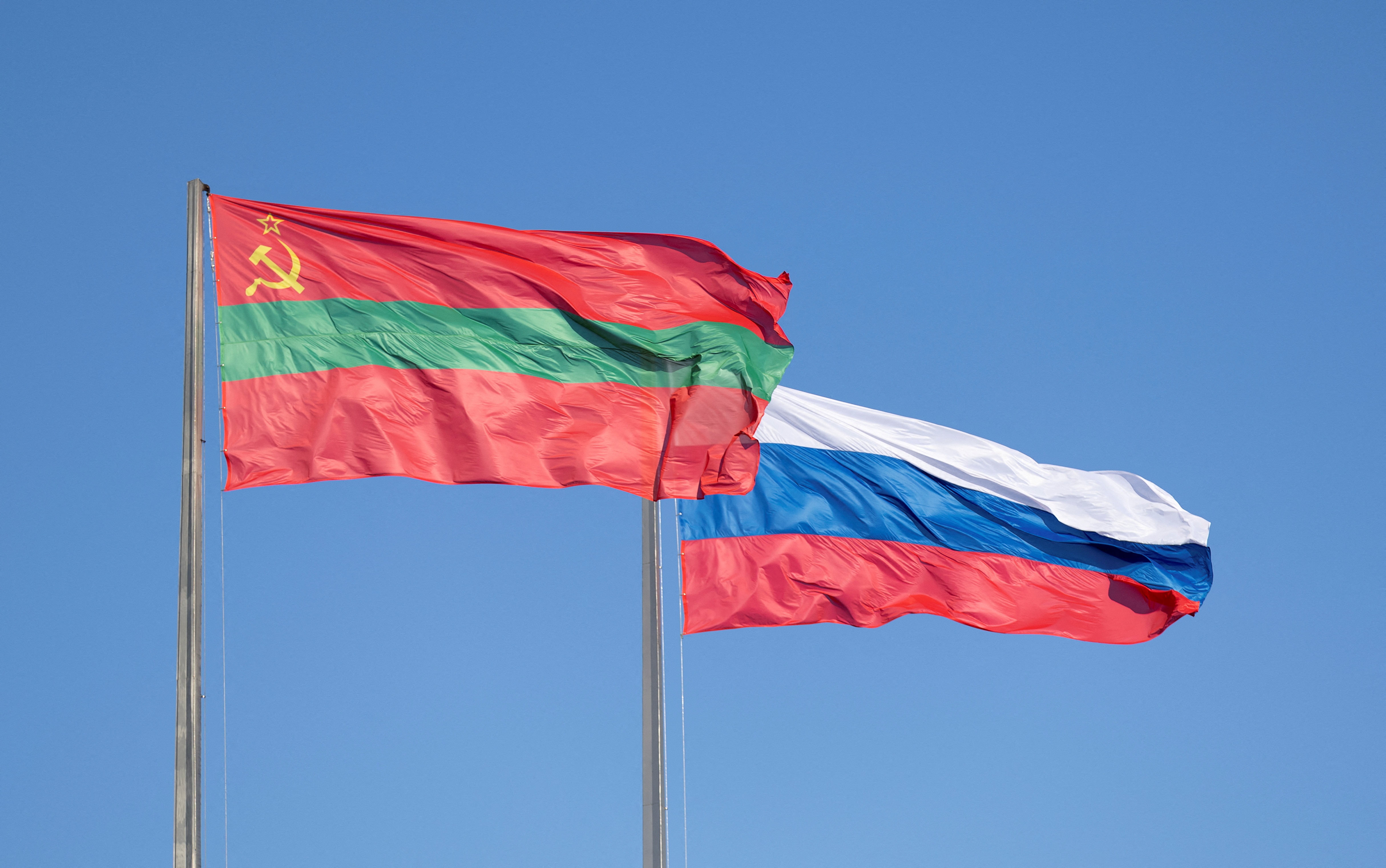 Flags of Transdniestria and Russia photographed next to each other.