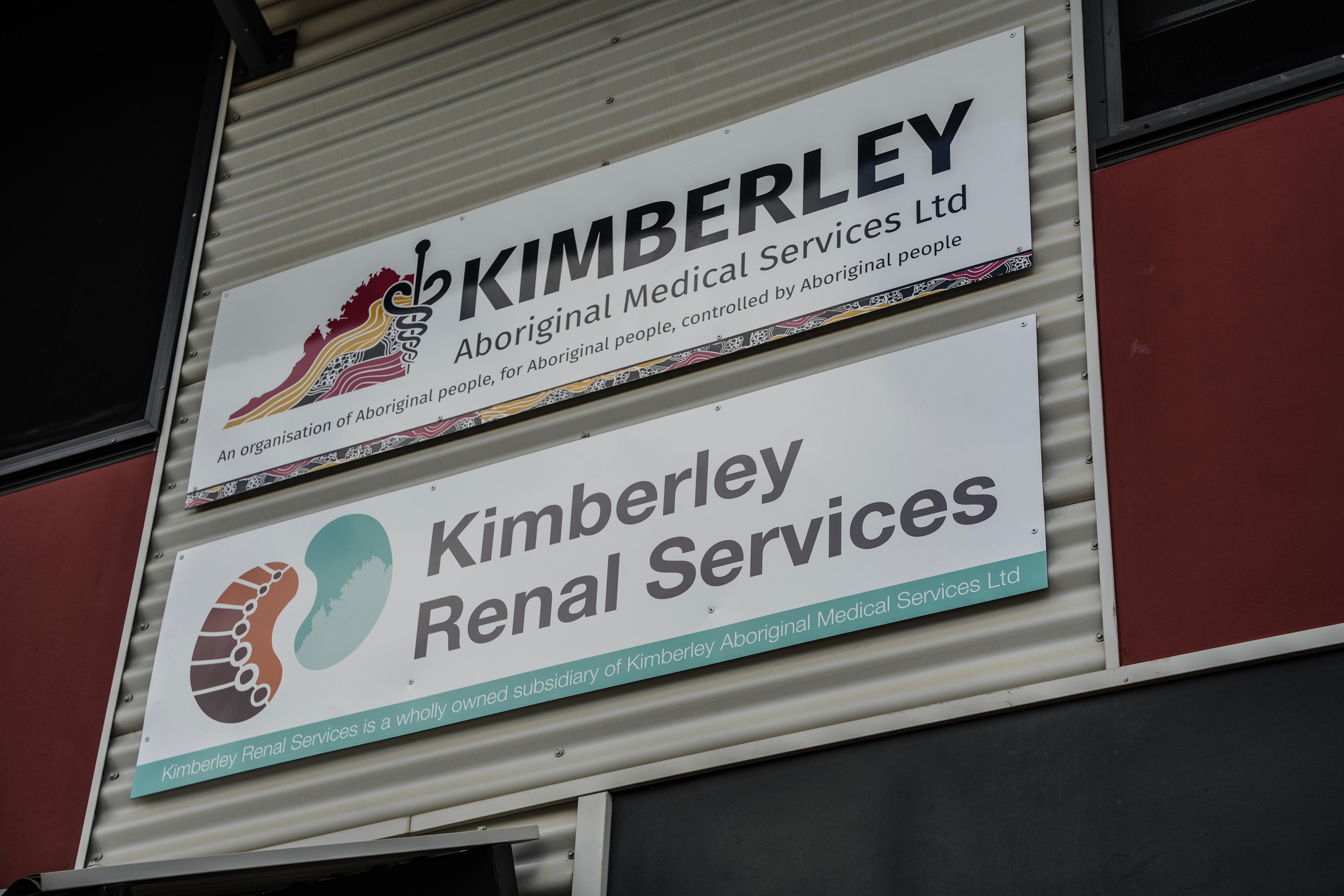 Uma placa que diz Kimberley Renal Services 