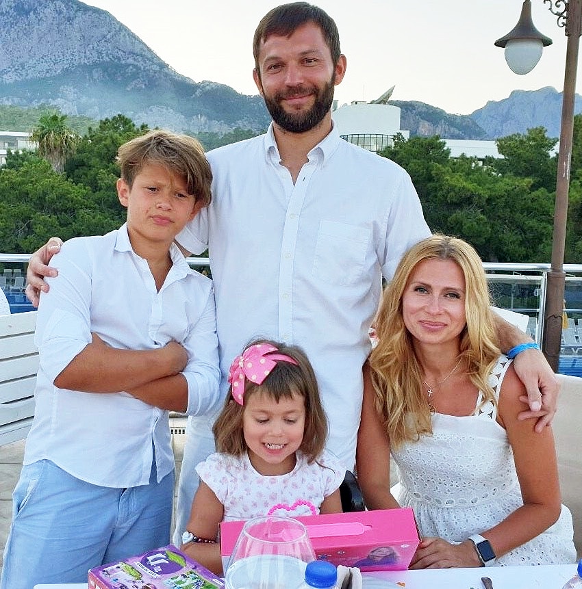 Poză de familie cu familia Storozhuks, în care tatăl, mama, fiul și fiica zâmbesc