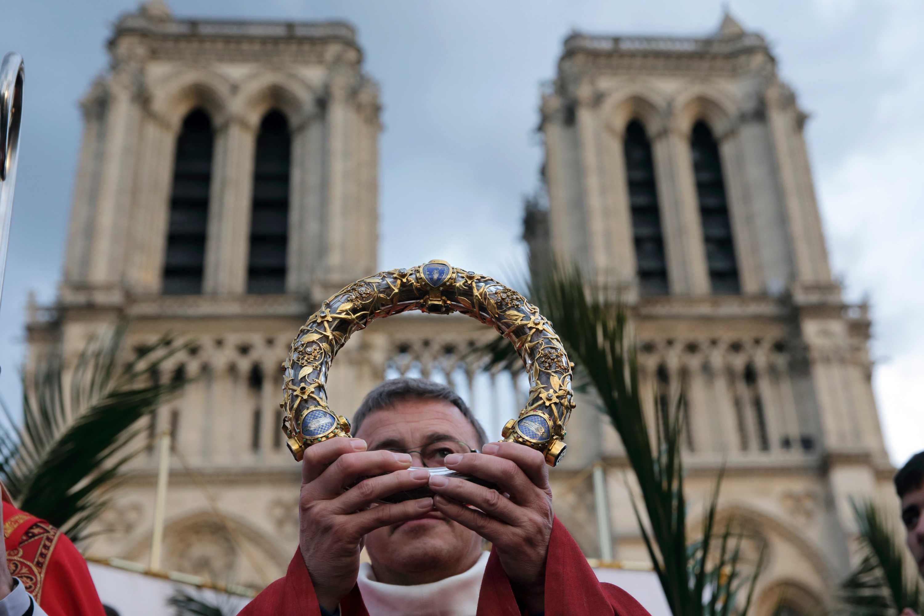 Notre Dame S Crown Of Thorns Presented To Public For The First Time   8a96b305ccae9efdc1253fce3220304c