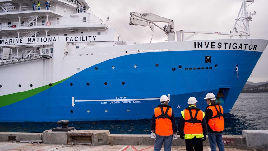 RV Investigator sidles up to the CSIRO wharf for the first time