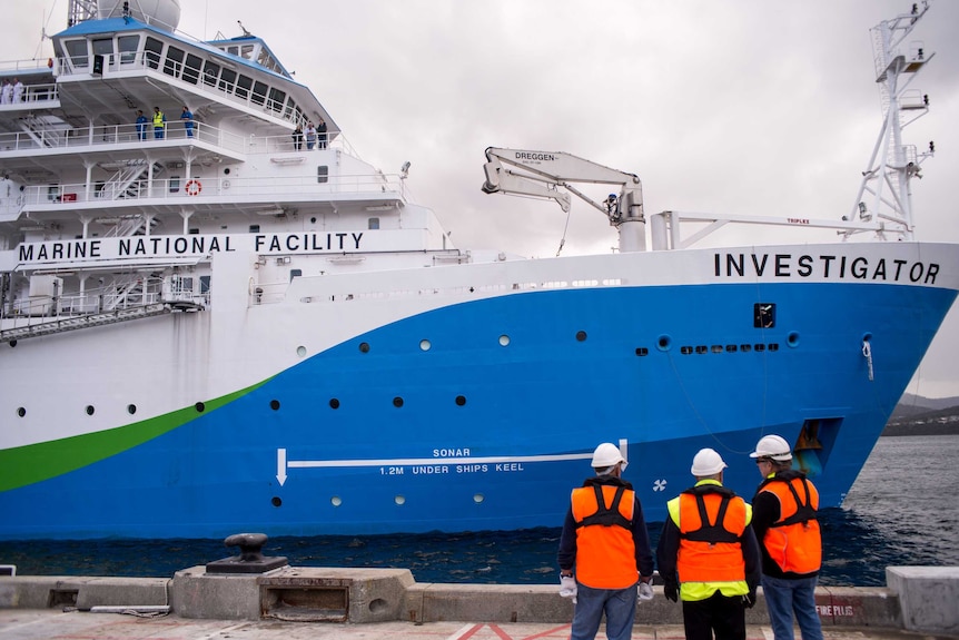 RV Investigator sidles up to the CSIRO wharf for the first time