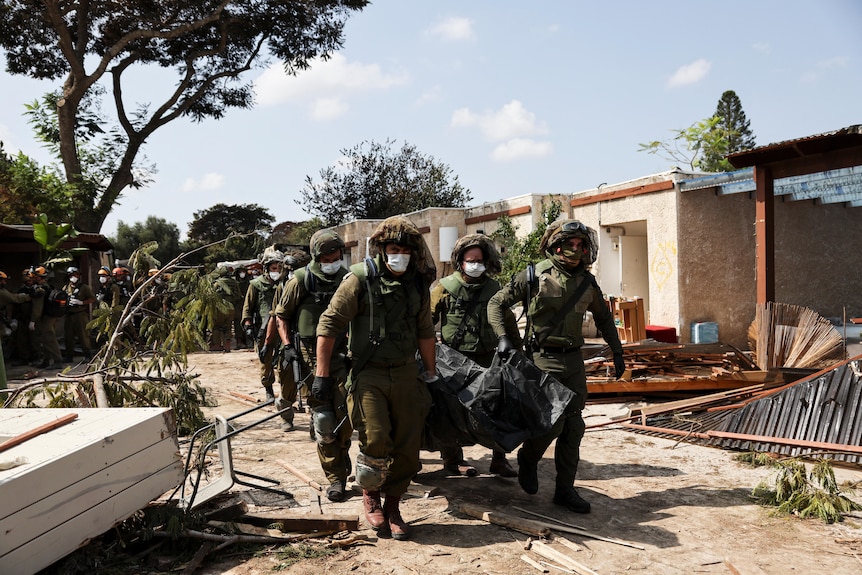 以色列士兵抬着一具在加沙武装分子袭击中遇难者的尸体。