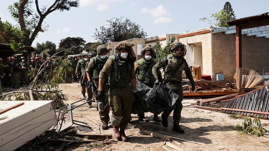 加沙和以色列的战斗仍在继续，以色列士兵收集被屠杀平民的尸体