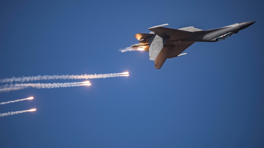 A J-16 fighter jet maneouvres at an air show in China, 2019.