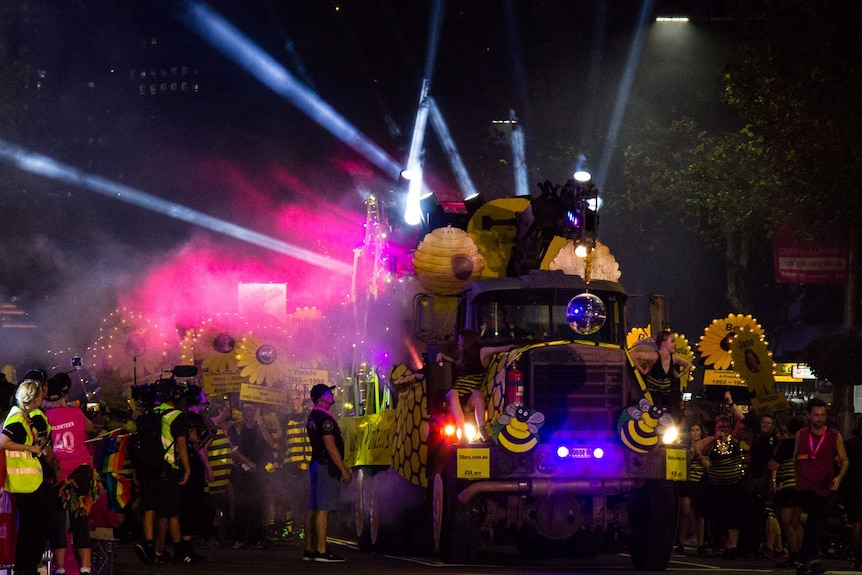 以蜂巢为主题的花车庆祝过去40年来，这一狂欢节志愿者们的贡献。