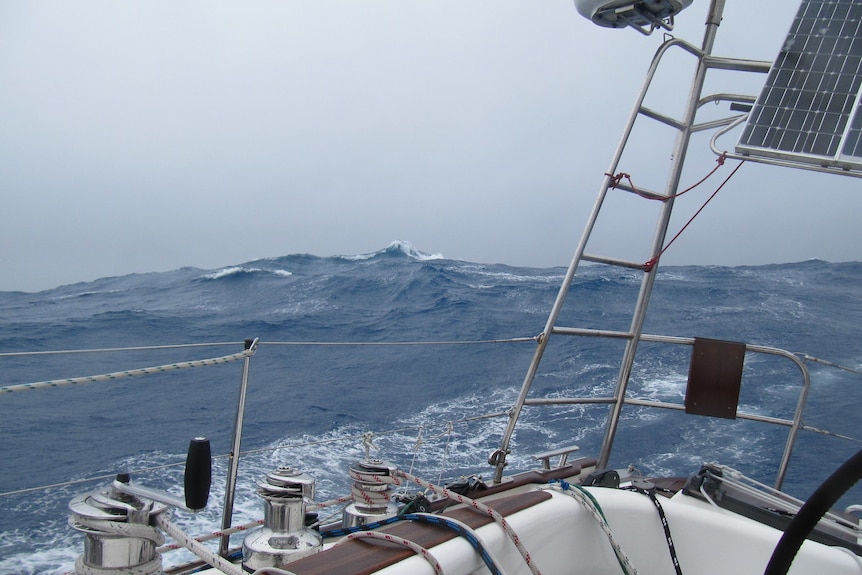 Un yacht naviguant à travers de grosses tempêtes et des vagues en solo.