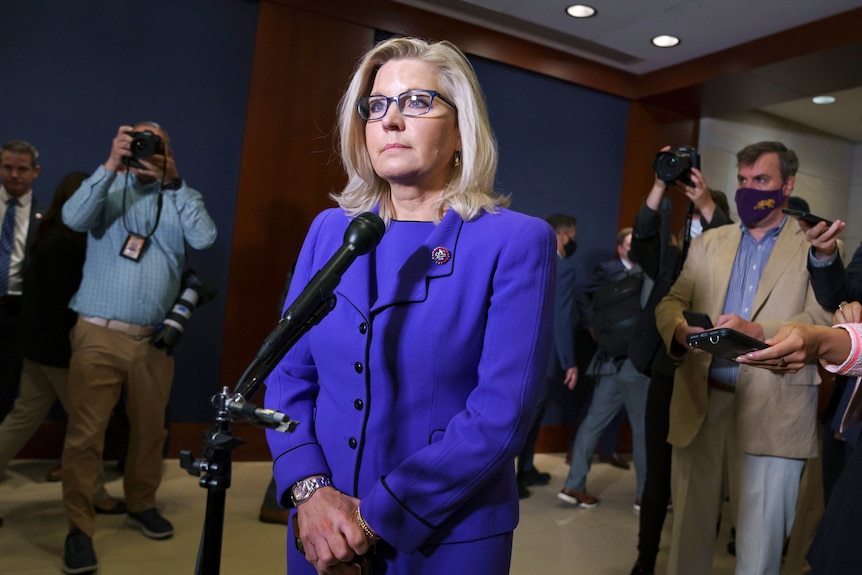 Il rappresentante Liz Cheney parla con i giornalisti