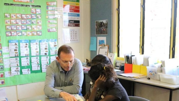 Tony Abbott mengunjungi sebuah sekolah