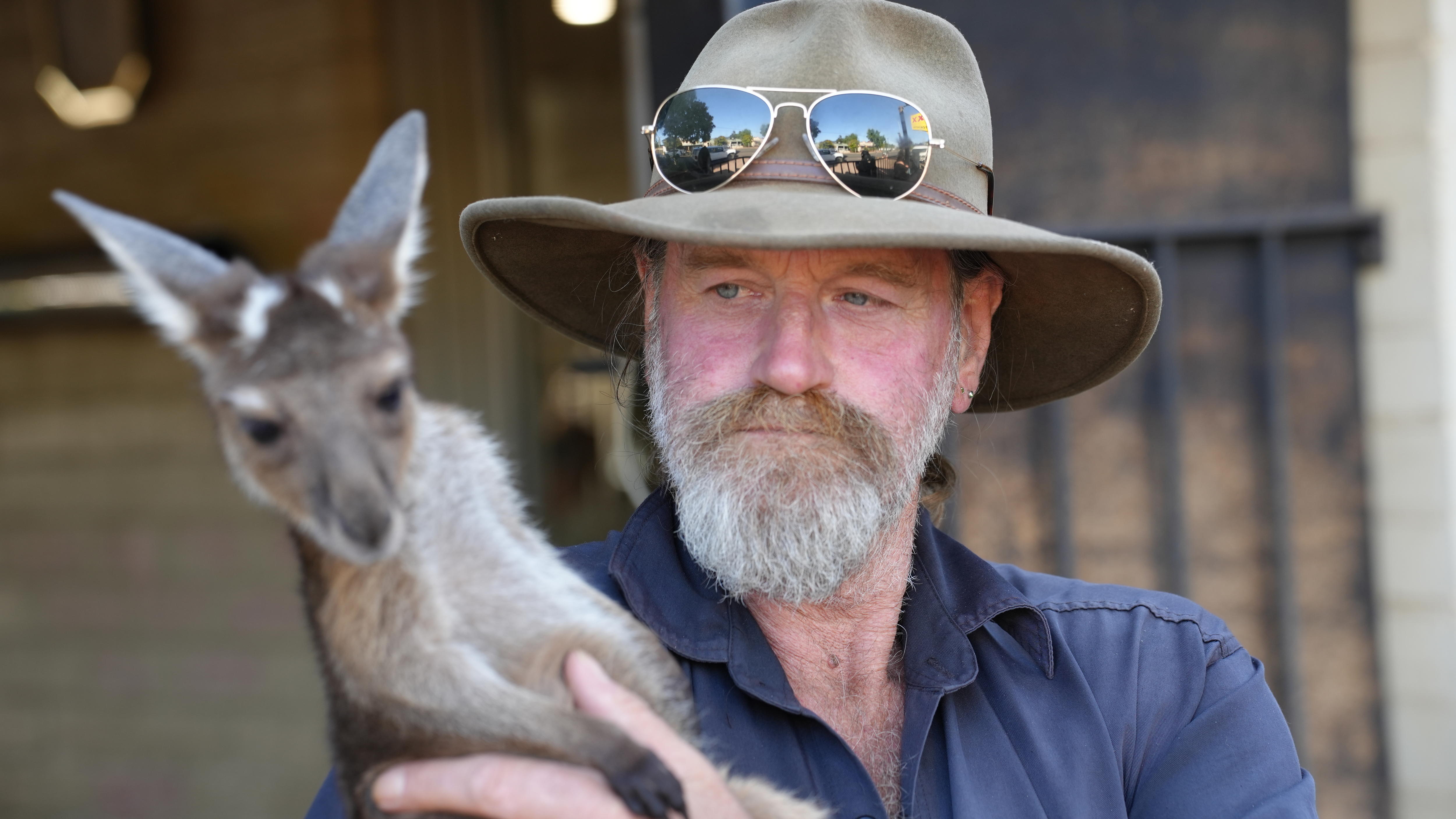 un hombre y un canguro 